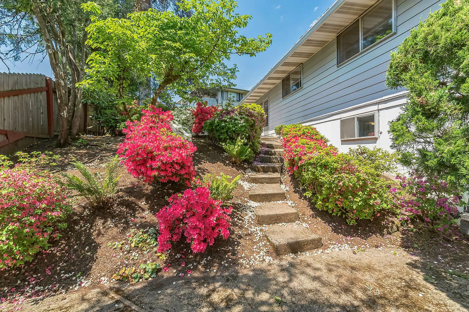 Landscaped garden pathway at Oregon Sober Homes sober living Gladstone OR
